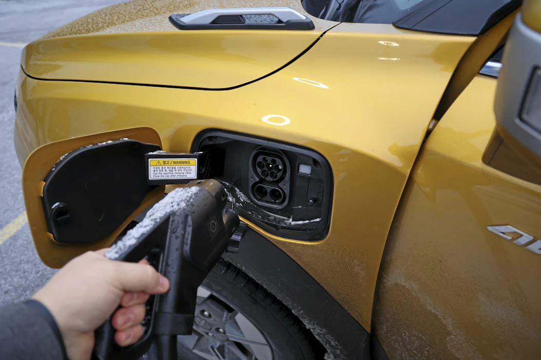 Kotkassa valmistettavaa katodiaktiivismateriaalia voidaan hyödyntää litiumioniakkujen kennoissa esimerkiksi sähköautojen akuissa.