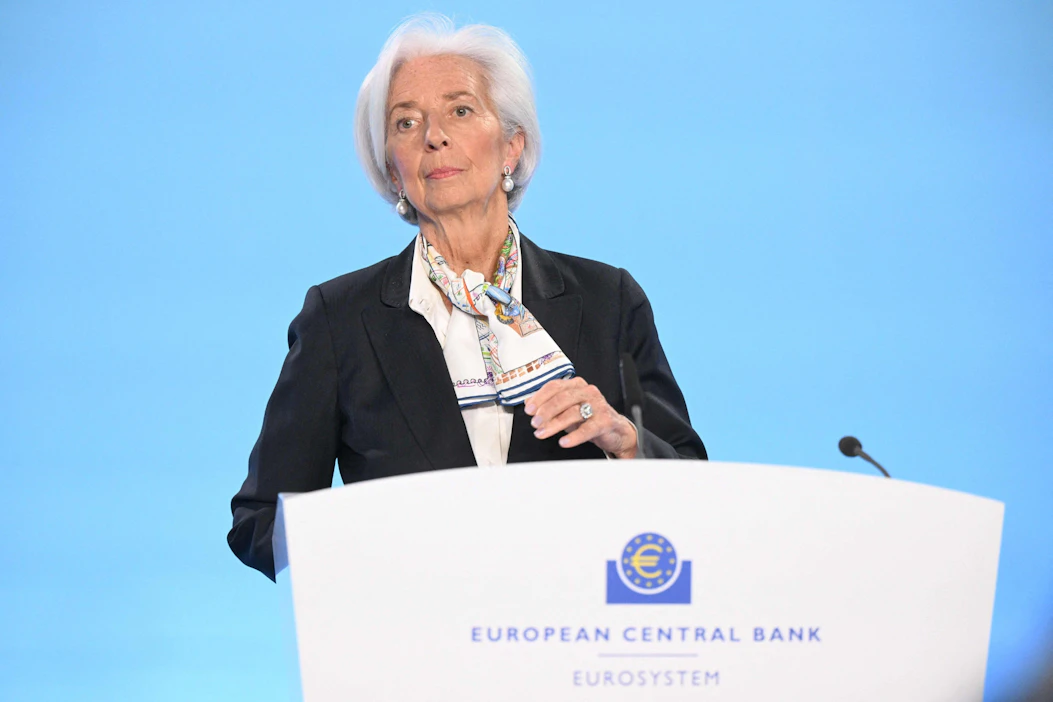 EKP:n pääjohtaja Christine Lagarde totesi lehdistötilaisuudessa, että euroalue etenee hyvin kohti inflaatiotavoitettaan, mikä on edellytys sille, että korkoja voidaan alkaa laskea nykyiseltä ennätyskorkealta tasoltaan. LEHTIKUVA/AFP.