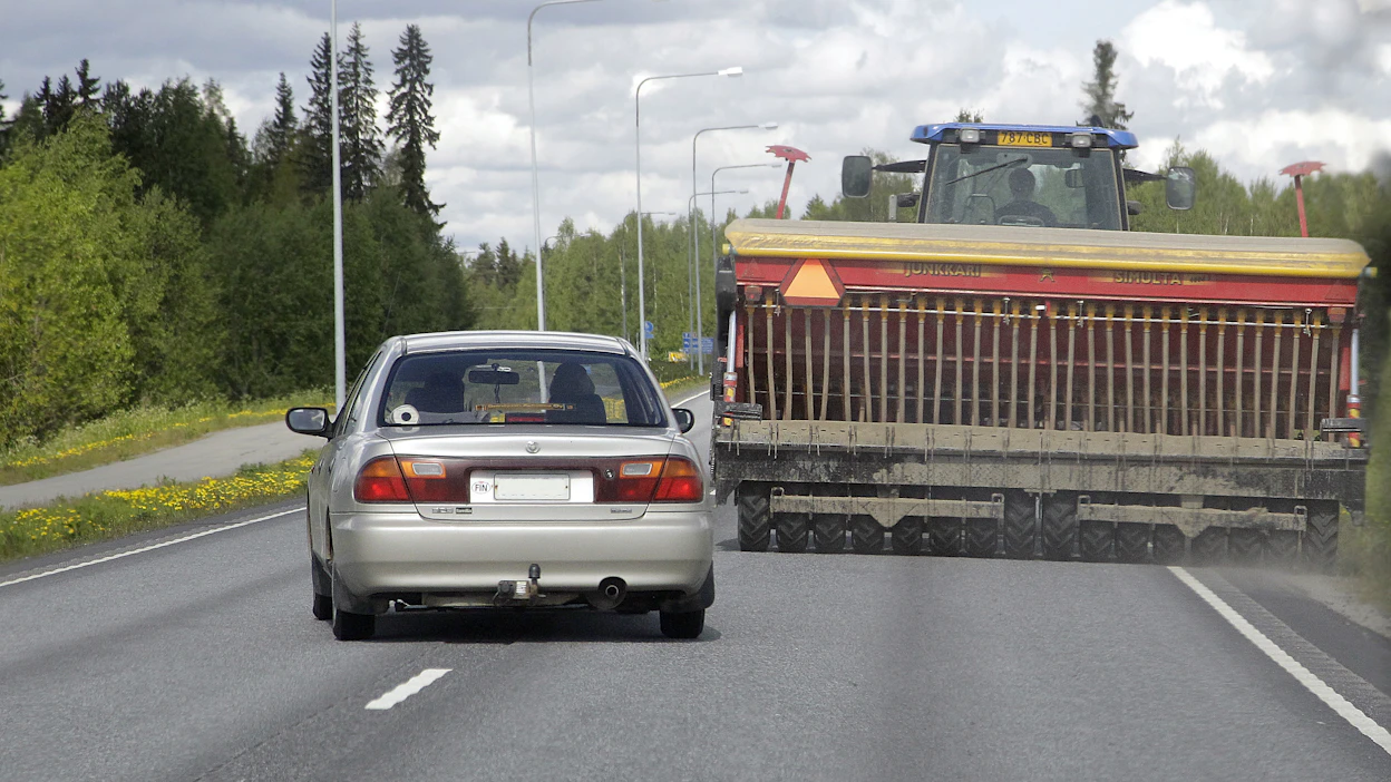 Liikenneturvan kyselyyn vastanneista lähes jokaisen takana on roikuttu vaarallisen lähellä edeltäneen vuoden aikana. Takapuskurin hiillostuksen myöntää 71 prosenttia suomalaiskuljettajista. Kuvituskuva.