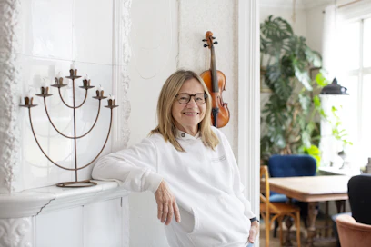 Petra Karjalainen muutti 12 vuotta sitten asumaan miehensä Lassen kanssa tämän kotiseudulle Lappeenrannan Pulsaan. Kun he huomasivat vanhan rautatieaseman rappiotilan, syntyi päätös sen pelastamisesta. 