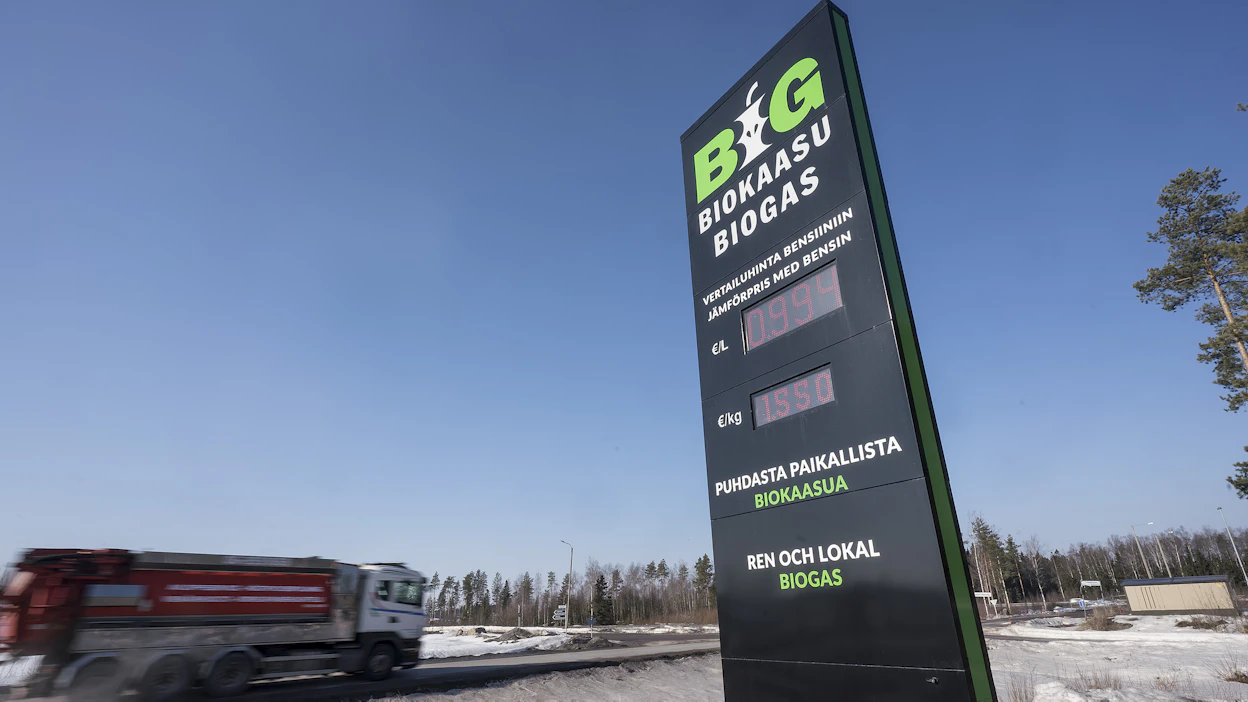 Päästöjä vähentävä synteettinen metaani tekee tietään erilaisten kuljetusajoneuvojen polttoaineeksi biokaasun rinnalle. Kuvassa jätehuoltoyritys Stormossenin biokaasun tankkauspiste Mustasaaressa. Jätteenpolttolaitokselle suunniteltu hiilidioksidin talteenottolaitos poistaisi sen savukaasuista vuosittain noin 190 000 tonnia hiilidioksidia.