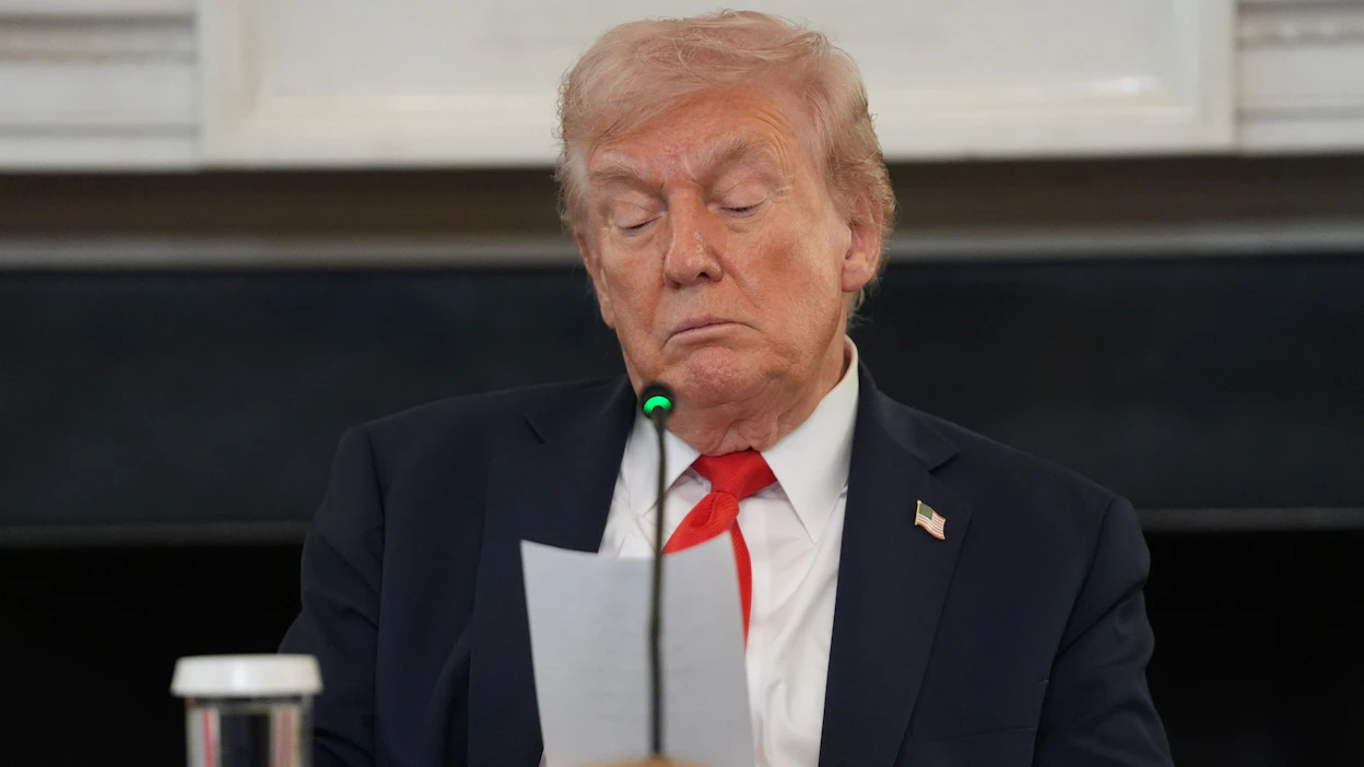 Donald Trump sai Washingtonissa pidetyssä tiedotustilaisuudessa käteensä viestin, jossa kerrottiin Gazan rauhanneuvottelujen läpimurrosta.