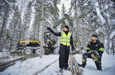 Kuopion metsätalousinsinööri Iiro Ojalainen (vas.) ja Finnharvestin motokuski Juho Hakala palaveroimassa. Kaupungin metsää Kurkimäessä harvennettiin maanantaina.