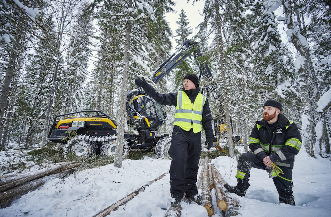 Kuopion metsätalousinsinööri Iiro Ojalainen (vas.) ja Finnharvestin motokuski Juho Hakala palaveroimassa. Kaupungin metsää Kurkimäessä harvennettiin maanantaina.