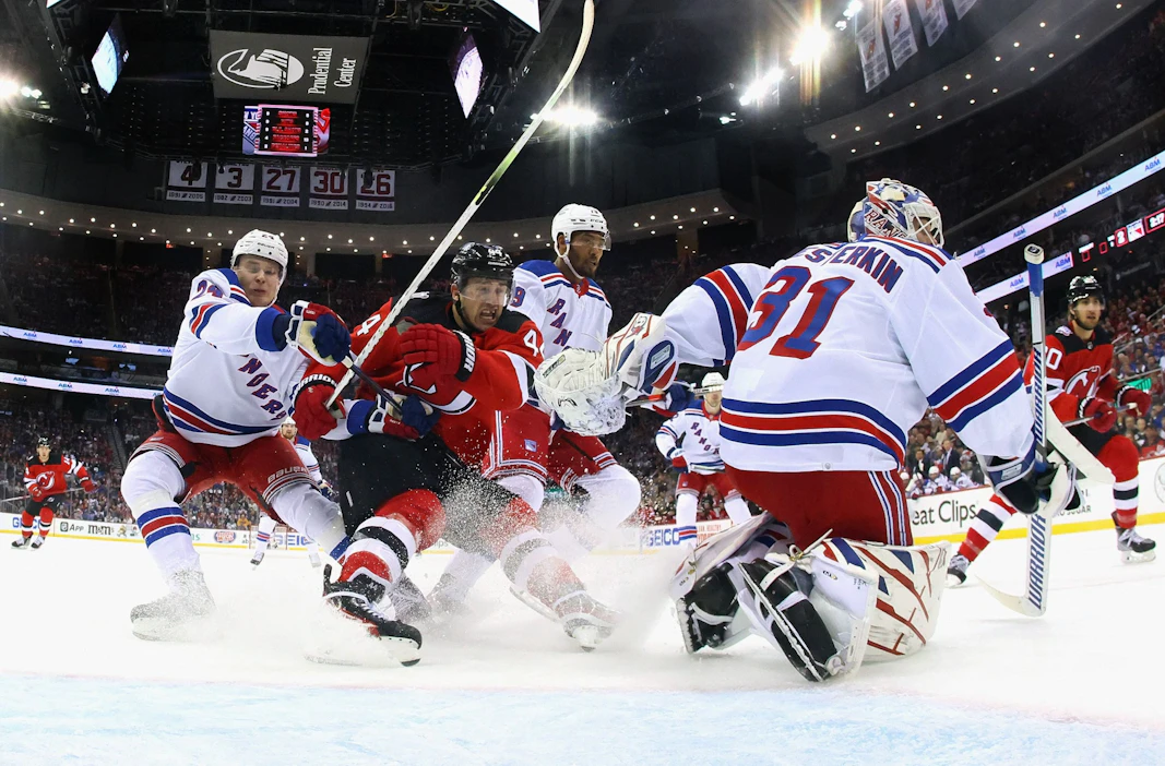 Kaapo Kakko (vas.) pääsi ainoana suomalaisena pisteille, kun New York Rangers voitti New Jersey Devilsin. LEHTIKUVA/AFP.