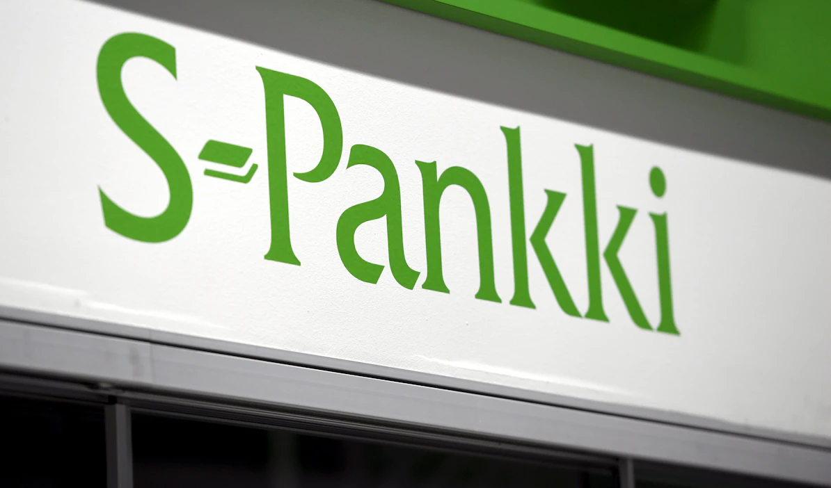 Henkilöasiakkaat ovat tyytyväisimpiä S-Pankkiin ja Ålandsbankeniin. HEIKKI SAUKKOMAA / LEHTIKUVA.