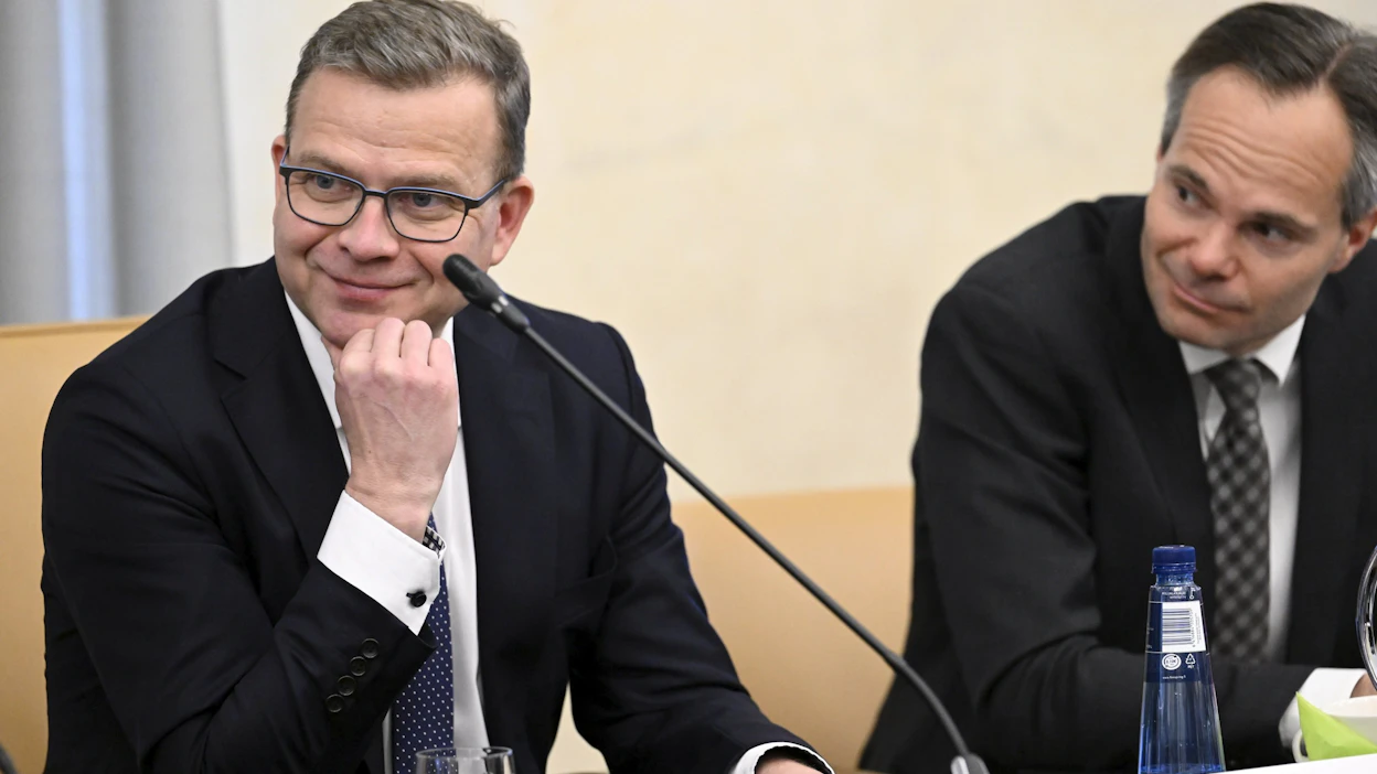 Petteri Orpo antoi eduskuntaryhmille kysymykset, joihin niiden on vastattava tiistaina kello 12:een mennessä. Kuvassa myös eduskuntaryhmän puheenjohtaja Kai Mykkänen. LEHTIKUVA / HEIKKI SAUKKOMAA.