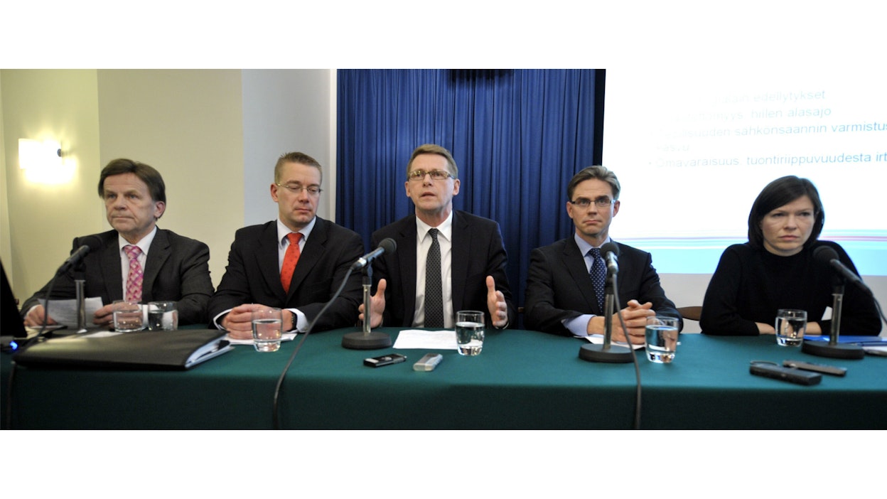 Elinkeinoministeri Mauri Pekkarinen (kesk.), kulttuuri- ja urheiluministeri Stefan Wallin (r.), pääministeri Matti Vanhanen (kesk.), valtiovarainministeri Jyrki Katainen (kok.) ja työministeri Anni Sinnemäki (vihr.) kertoivat hallituksen ydinvoimaesityksestä eduskunnalle Helsingin Kesärannassa huhtikuussa 2010. Hallitus esitti lupaa Teollisuuden Voiman Olkiluoto 4:lle ja Fennovoimalle.