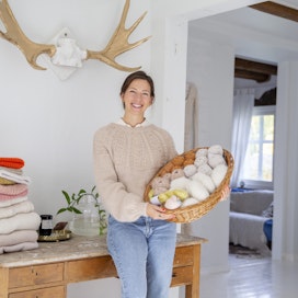 Nykyään vantaalainen Veronika Lindberg Heino työllistää itsensä neuleyrittäjänä. Hänen tulonsa muodostuvat pienistä puroista: YouTube-mainoksista, kaupallisista yhteistöistä, digitaalisista kursseista, neuleohjeista ja -kirjasta.