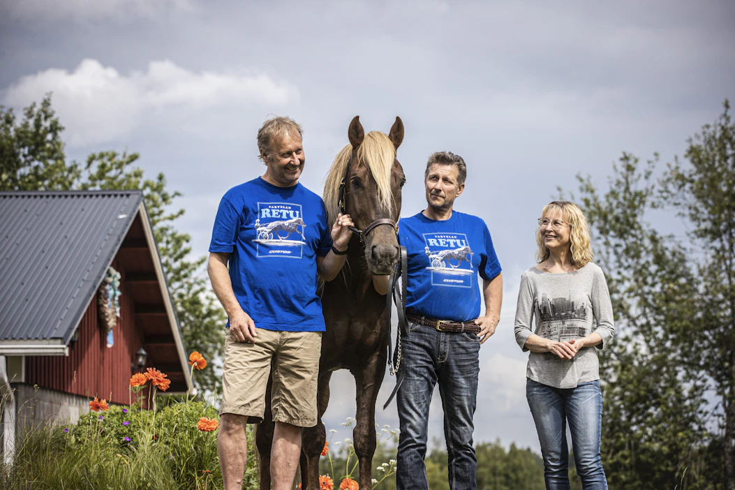 Outi Seppälälle (oik.), Petri Laineelle ja Ismo Koskiselle Retun tämän kauden menestys on tuonut valoa surun keskelle.