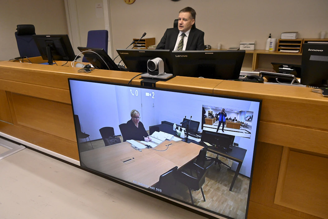 Käräjätuomari Timo Lehtonen ja näytöllä Markku Ritaluoman asianajaja Riitta Leppiniemi Sunny Car Centeriin liittyvien rikosepäilyjen valmisteluistunnossa. LEHTIKUVA / MARKKU ULANDER.