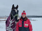 Anne Turunen ja hänellä ajo-opetuksessa oleva ratsusukuinen HS Prinssi Lassi Jormuan maisemissa Kajaanin lähellä.