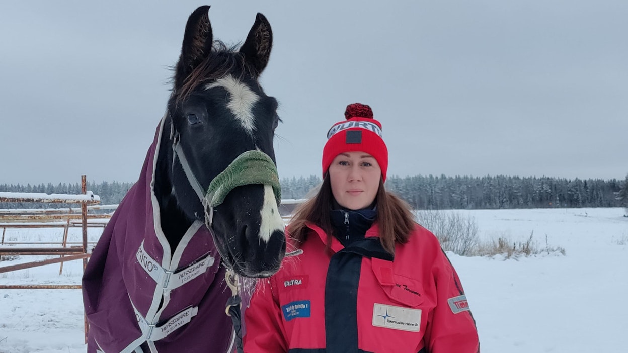 Anne Turunen ja hänellä ajo-opetuksessa oleva ratsusukuinen HS Prinssi Lassi Jormuan maisemissa Kajaanin lähellä.