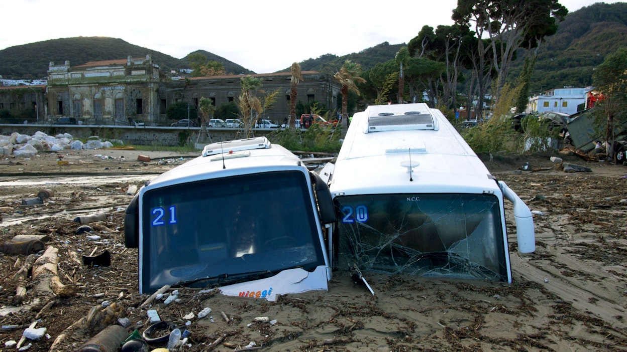 Tuhon jälkiä Italian Ischian saarella sunnuntaina. Kaksi turistibussia Casamicciolassa rankkasateiden aiheuttamien maanvyörymien jälkeen. AFP/Lehtikuva. 