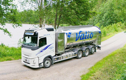 Kuljetuspalvelu Maitopoikien maidonkeräilyauto käyttää polttoaineena biokaasua. Kaasusäiliö näkyy akseleiden välissä.