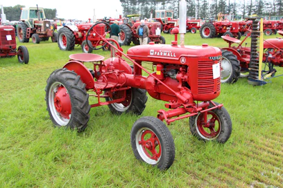 International Farmall A:ssa moottori ja vaihteisto on sijoitettu keskilinjan vasemmalle puolelle. Tästä oli se etu, että kuljettaja näki yhtä aikaa molemmat etupyörät ja  akselivälillä olleiden harojen ja muiden työkoneiden käyttö oli helpompaa. 