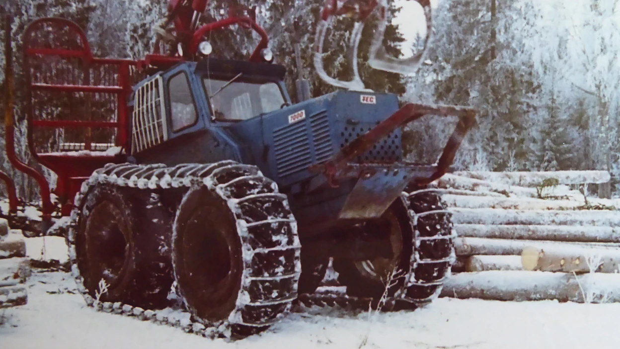 Ford 5000- ja 7000- traktoreiden tekniikan pohjalle Ruotsin Uumajassa toiminut Tegs Mekaniska Verkstad AB valmisti 1960-70-luvulla metsäkonetta. Ylikomin koneliike markkinoi TEG-ajokoneita Suomessa ja niitä myytiin alun toistasataa. Kestävinä koneina tunnetuista traktoreista osa on yhä ajossa.