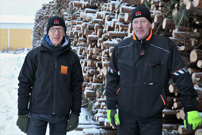 Kuortaneen Energiaosuuskunta on ostanut tähän asti puut omana hankintana pääosin pystykaupoilla. Kasvanut työmäärä sekä päivystykset työllistävät kuitenkin toimitusjohtajaa Asko Sippolaa (vas.) ja hallituksen puheenjohtajaa Veli-Matti Ruismäkeä, joten hankinta on nyt ulkoistettu paikalliselle metsänhoitoyhdistykselle.