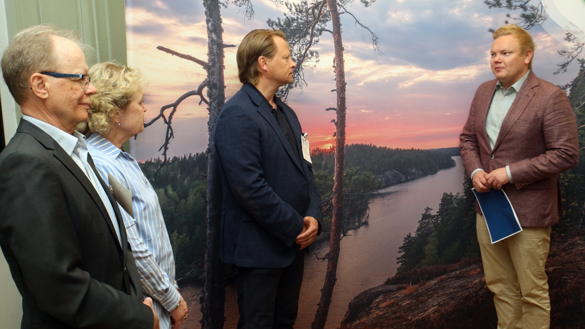 Juha Vidgrénillä oli keskiviikkona ohjelmaa. Aamulla luovutettiin raportti ministeri Antti Kurviselle (kesk.), iltapäivällä hän tapasi Suomen Hippoksen hallituksen ja illalla raportista keskusteltiin TotoTV:n lähetyksessä.