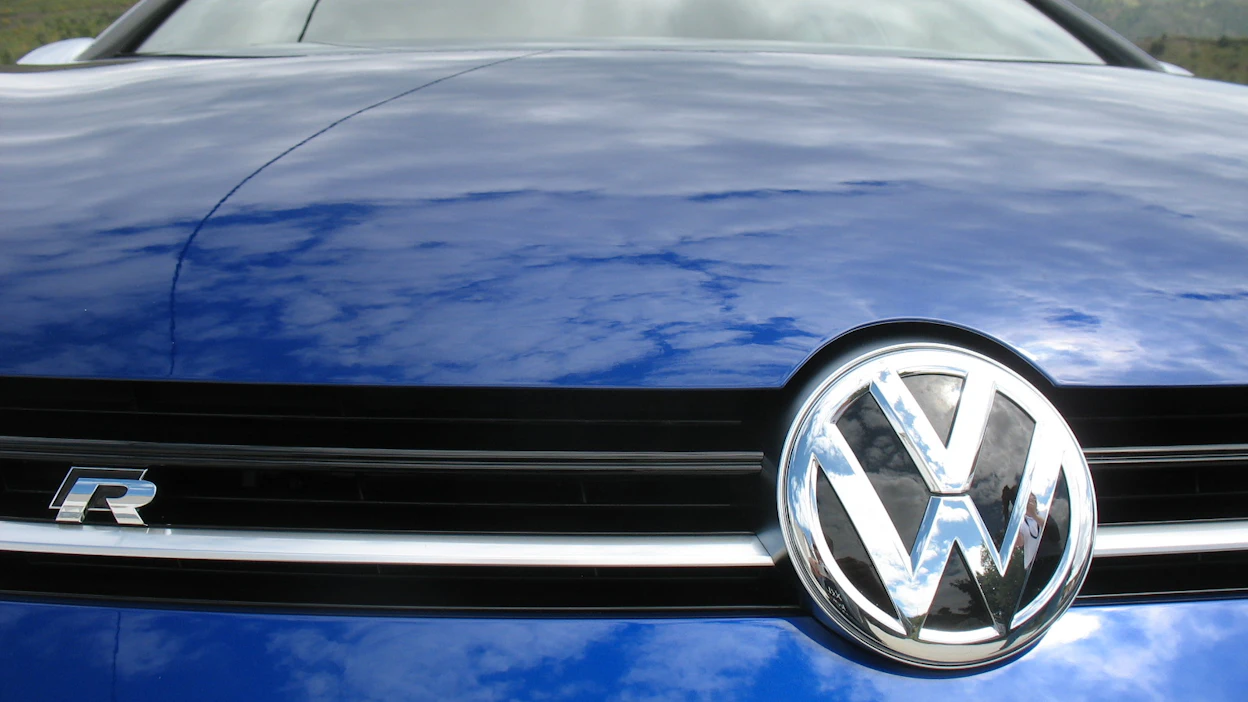 Henkilöautojen myynnissä sähkö- ja hybridiautojen osuus kasvaa vahvasti. Kesko tuo maahan Volkswagen-konsernin merkkejä.