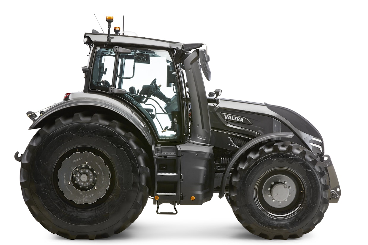 Q-sarjan tekniikka on samaa, kuin Massey Fergusonin 8S Dyna-VT-malleissa, mutta ulkoisesti traktorit ovat täysin eri näköiset.