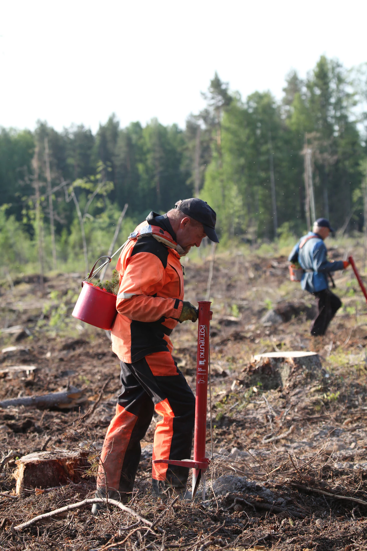 Ammatti-istuttajat poistavat usein putkesta toisen kahvan. Putki isketään maahan yhdellä kädellä. Toista kättä käytetään vain taimien ottamiseen vakasta ja pudottamiseen putkeen.