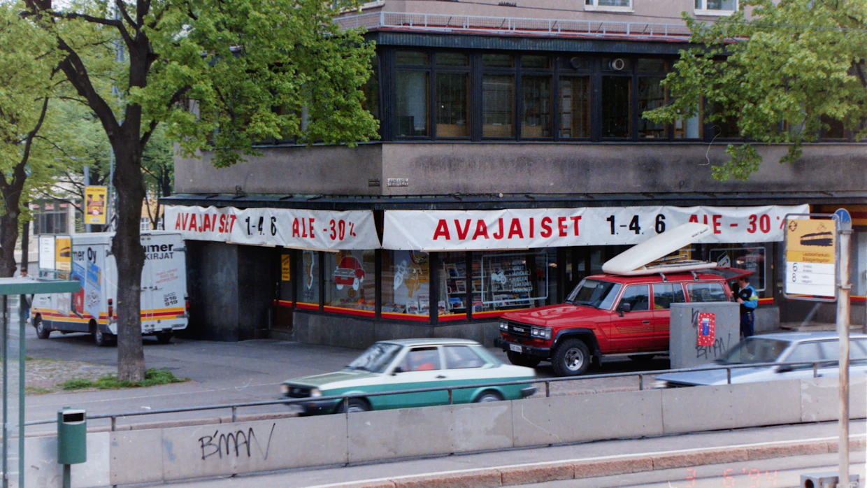 Korjaamokäsikirjoista harrastekirjojen kustantajaksi laajentunut Alfamer avasi oman myymälän Helsinkiin Hämeenkatu 68:aan keväällä 1994.