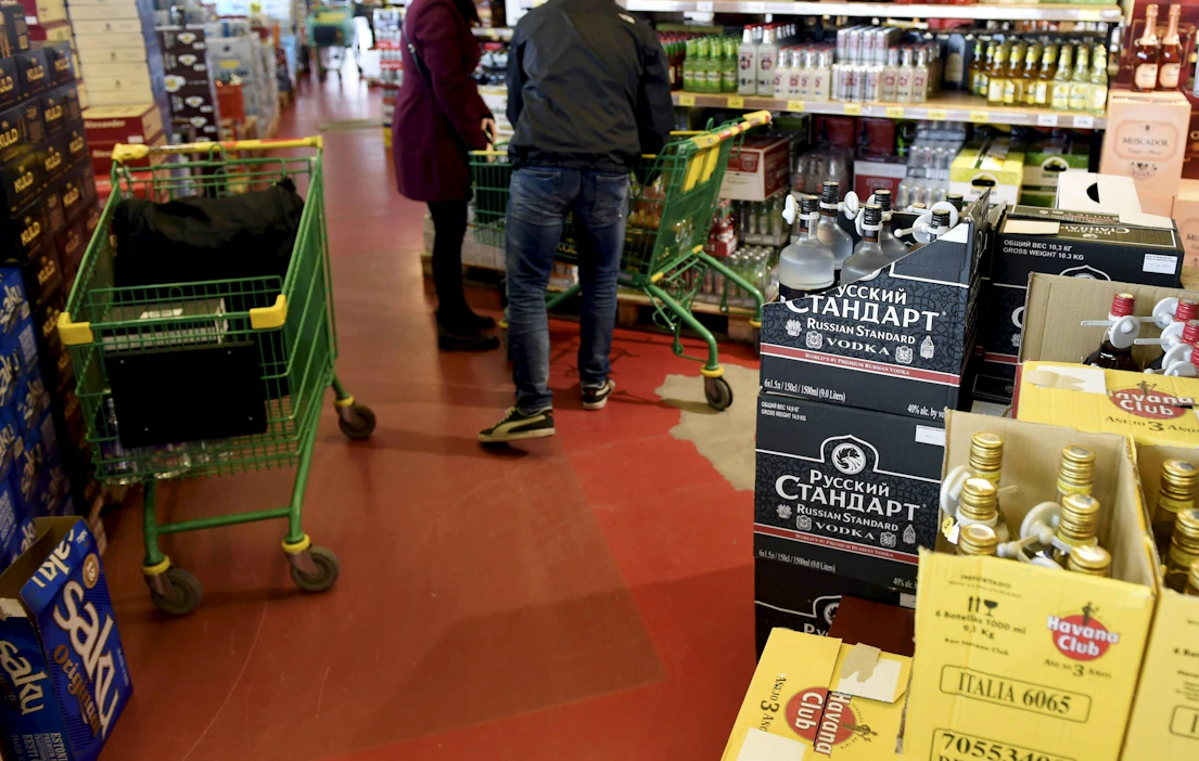 Suomalaiset ostivat suurimman osan matkoilta mukanaan tuomistaan alkoholijuomista viime vuonna Virosta tai laivalta Virosta palattaessa. LEHTIKUVA / JUSSI NUKARI.
