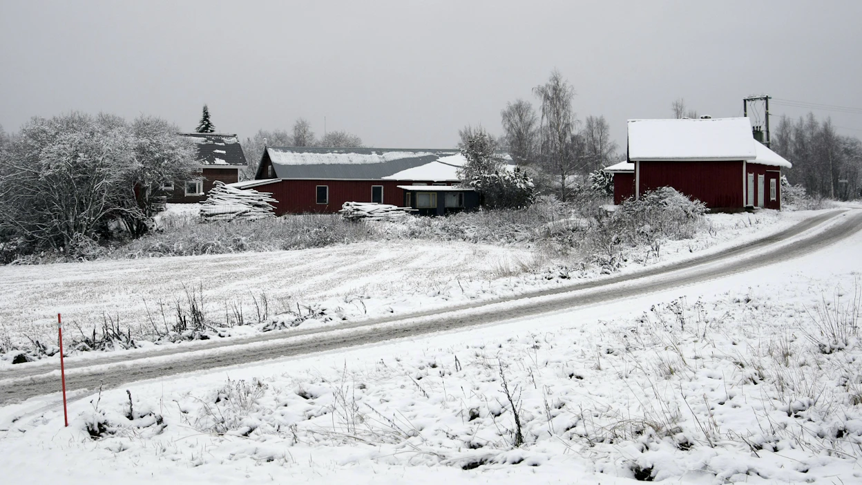 Moni kyselyyn vastanneista haluaisi valtion ohjaavan riittävästi verovaroja maaseudun teiden kunnossapitoon.