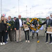 Billhallen i Piteå AB med flera omistama Kobra Brick voitti vakuuttavasti tammojen E3-finaalin. Omistajien lisäksi voittoa juhlimassa muun muassa tamman hoitaja Rebecca Nisonen, valmentaja Petri Salmela ja ohjastaja Mika Forss.