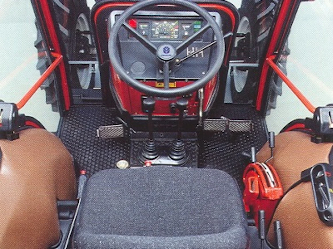 92Fiatagri50-66ohjaamo