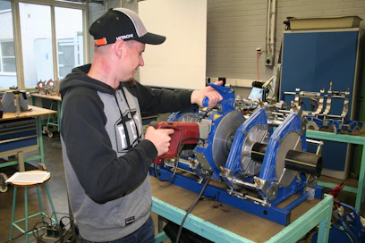 Kiinnostus bioenergiaa kohtaan on houkutellut uutena ryhmänä maatalousyrittäjiä hitsausopintojen pariin. Perinteistä opiskelijakuntaa edustava Sami Repo haki kurssilta lisäosaamista maanrakennus- ja kuljetusurakointiin. 