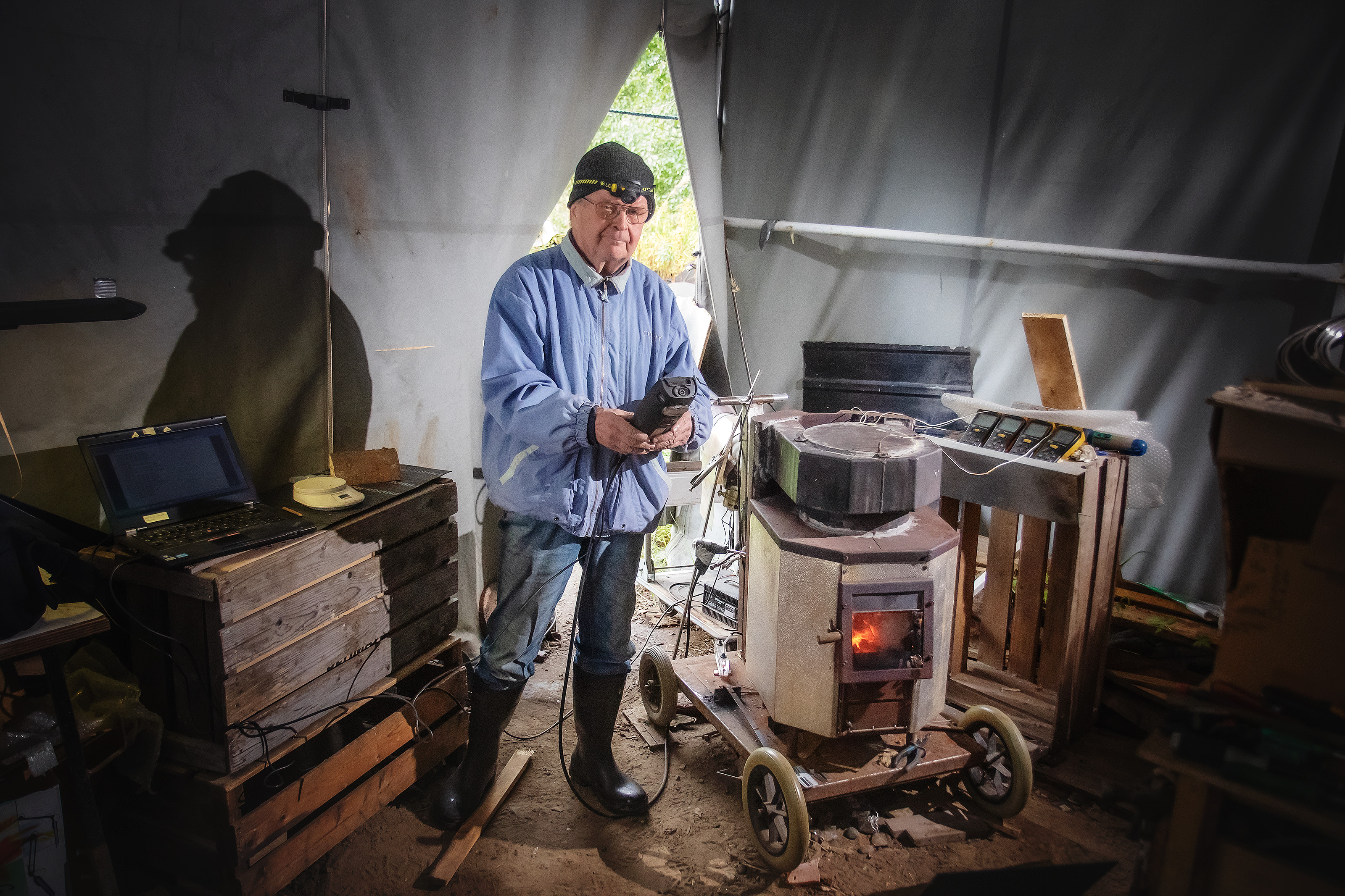 Jouko Kettunen on tutkinut sitä, miten saadaan enemmän lämpöä ja vähemmän savua tulijasta. 