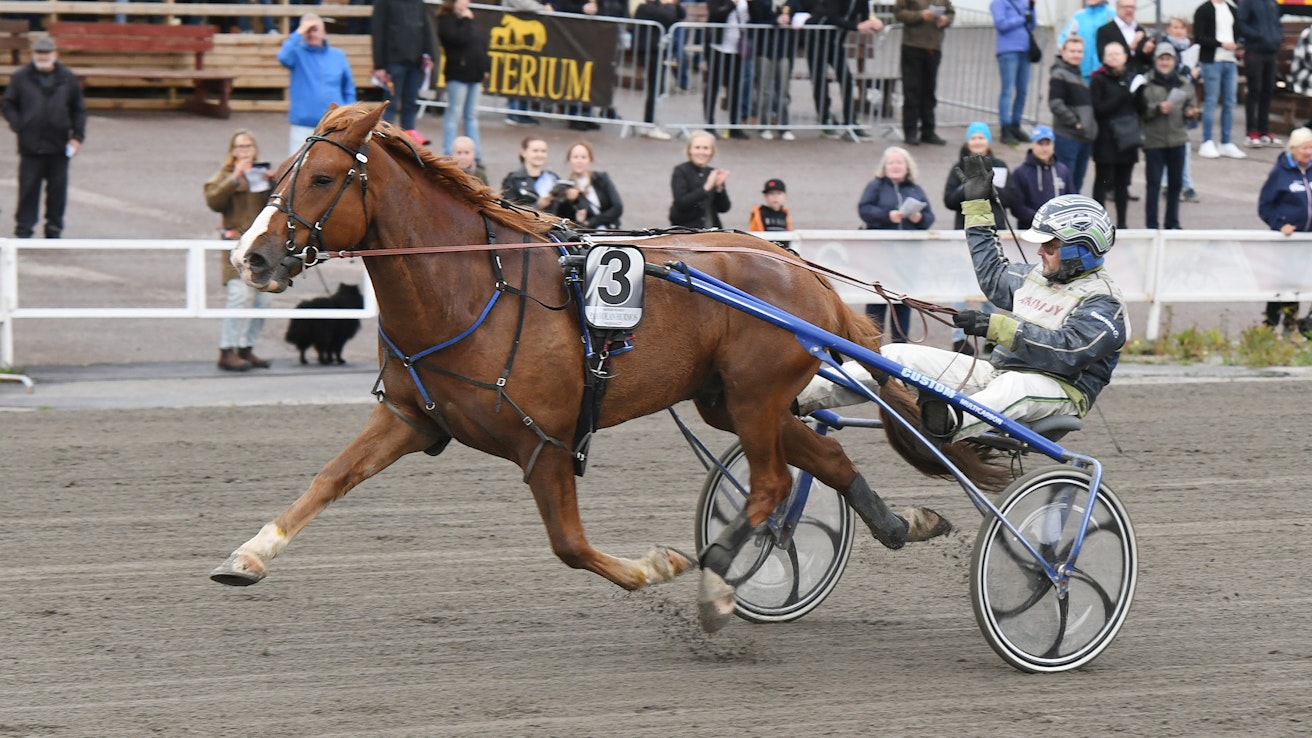Jani Ruotsalainen sai tuulettaa Kriteriumin voittoa Paavolan Hurmoksen rattailla. 46 000 euron ykköspalkinto tuli 2 100 metrin ryhmäajossa kilometriajalla 26,3.