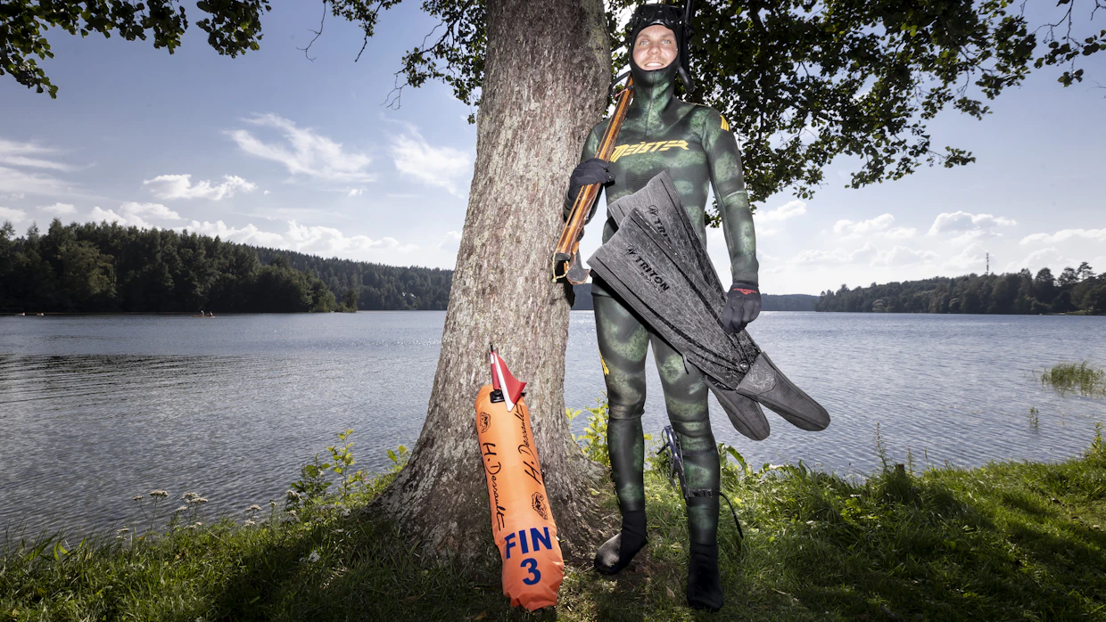 Maski, snorkkeli, märkäpuku, räpylät ja yksikärkinen harppuuna ovat perusvarustus. Pintapoiju ja merkkilippu varoittavat muita sukeltajasta.