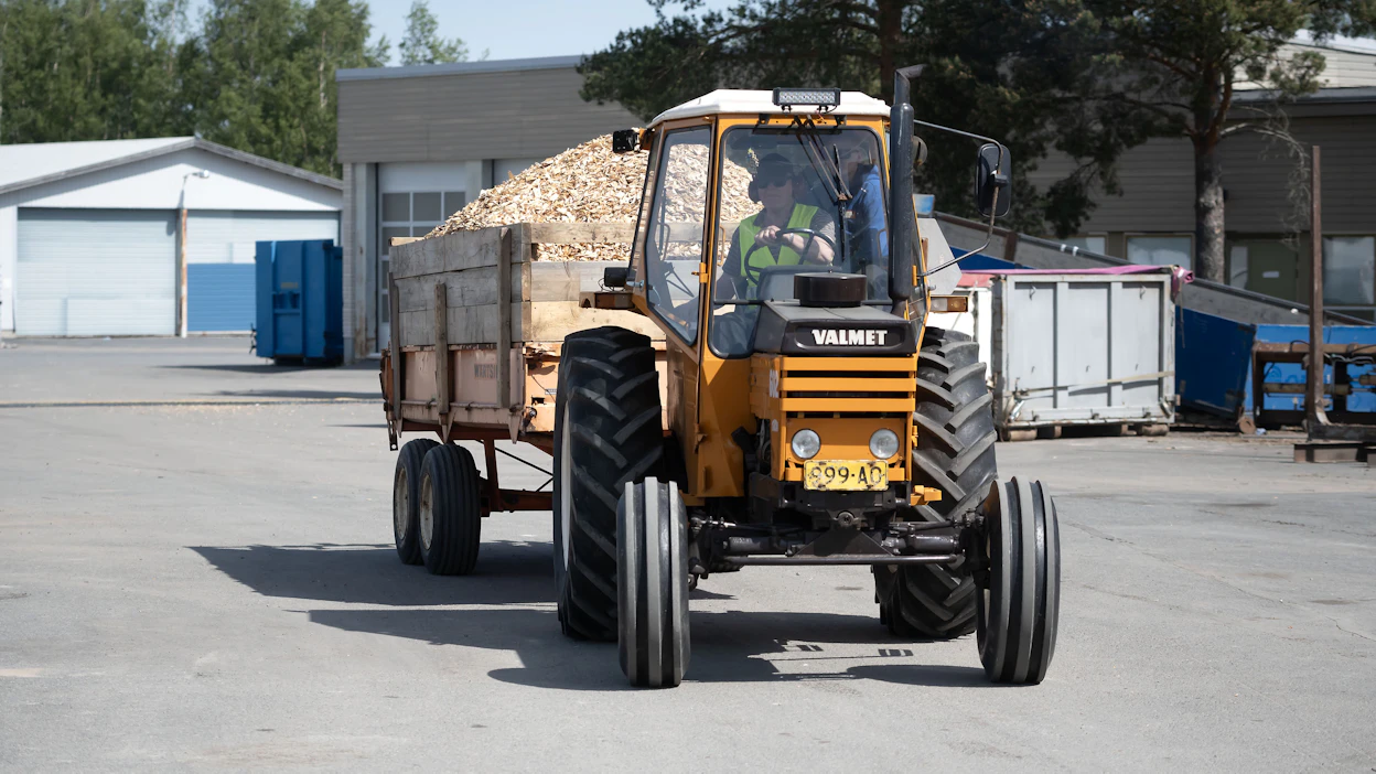 Lapuan yläasteelta lähteneen traktorin peräkärryn kyydissä oli alunperin seitsemän nuorta, kunnes keskustassa mukaan hyppäsi vielä kuusi lisää. Kuvituskuva, kuvan Valmet ei liity tapaukseen.