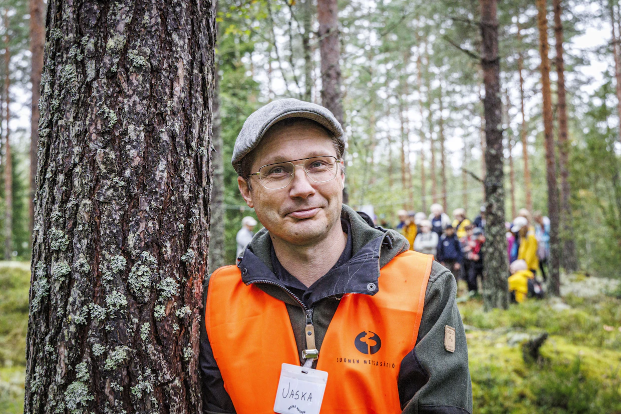 Metsäretkillä on opintosuunnitelman mukaiset sisällöt, Jaska Salonen kertoo. Taustalla koululaiset oppivat fotosynteesistä ja puiden kasvusta.