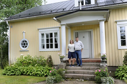 Nykyinen isäntäpari Totte Hornborg ja Ingela Hildén edustaa viidettä Hornborgien sukupolvea Oravalan kartanossa.