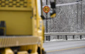 Maanteillä nopeusrajoitus laskee pääosin 80 kilometriin tunnissa, mutta osalla tieosuuksista 70 kilometriin tunnissa. Moottoriteillä nopeusrajoitukset laskevat 100 kilometriin tunnissa. LEHTIKUVA / Heikki Saukkomaa. 