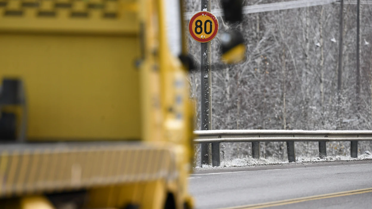 Maanteillä nopeusrajoitus laskee pääosin 80 kilometriin tunnissa, mutta osalla tieosuuksista 70 kilometriin tunnissa. Moottoriteillä nopeusrajoitukset laskevat 100 kilometriin tunnissa. LEHTIKUVA / Heikki Saukkomaa.