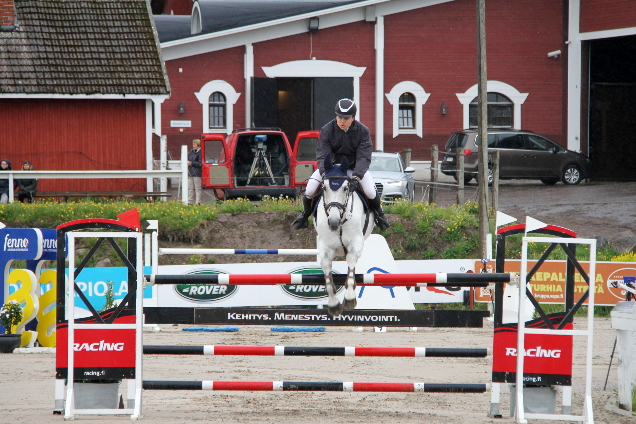 Mikael Wahlman kotikentällä viimeisimmällä kilpahevosellaan Corfu Z.
 