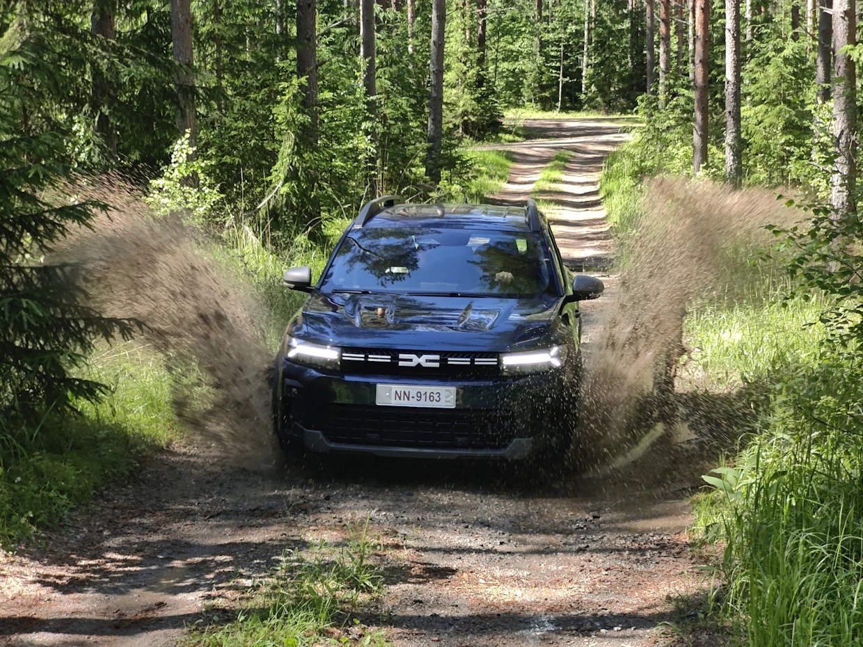 Dacia Bigsteriä myydään perinteisenä bensahybridinä, jota ei voi ladata.