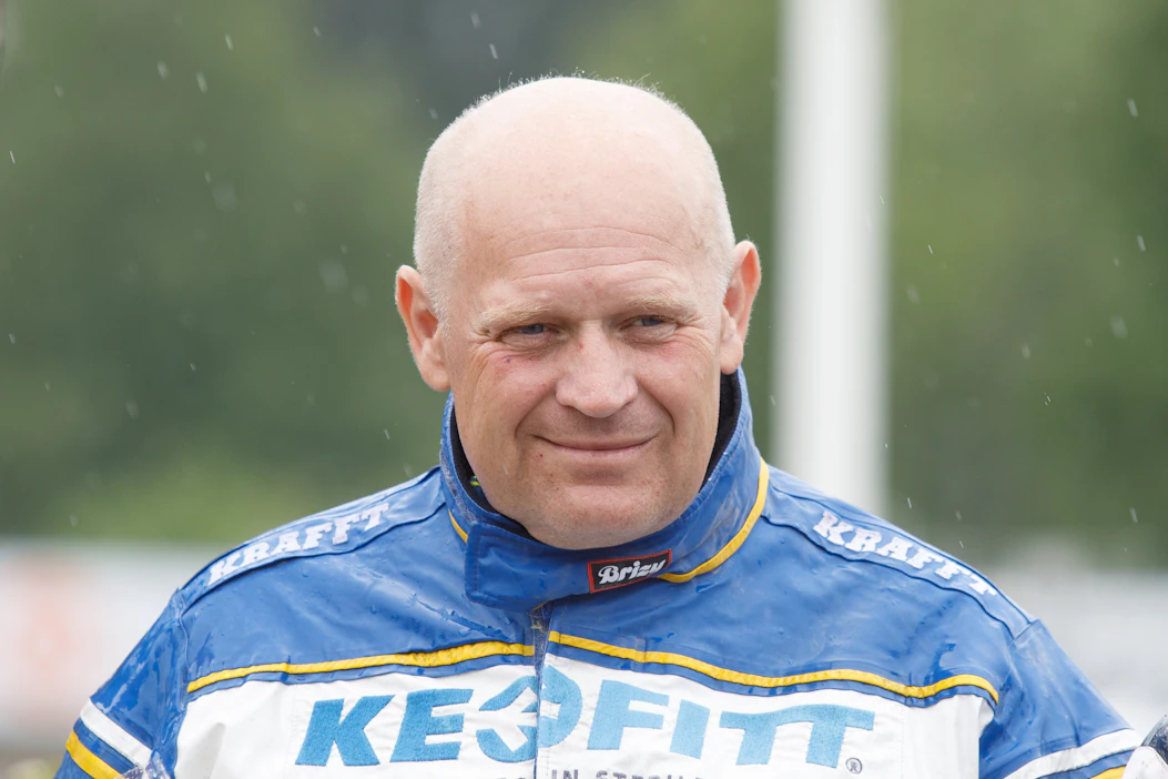 Tomas Malmqvist valmentaa kaksivuotiasta Fiftyfouria.