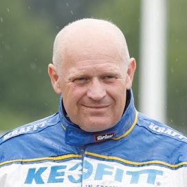 Tomas Malmqvist valmentaa kaksivuotiasta Fiftyfouria.