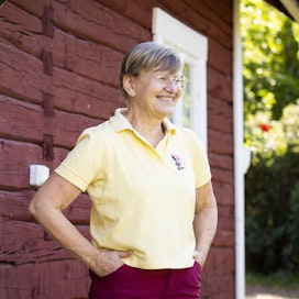 Leena Suojala asuu puolisonsa Matin kanssa vanhassa maalaistalossa Lammilla Lieson kylällä. Lammi liittyi osaksi Hämeenlinnaa vuonna 2009.