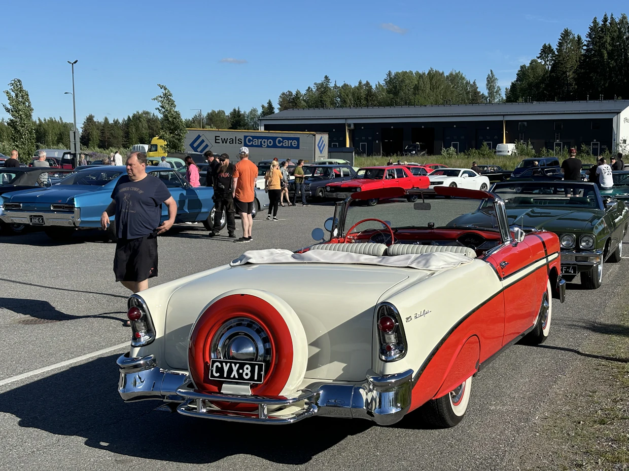 Erilaiset kokoontumiset ovat oleellinen osa autoharrastustoimintaa.