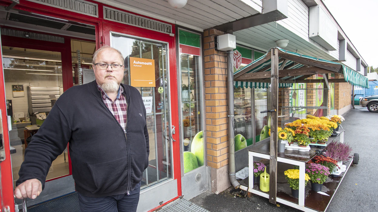 Osmo Laine vaihto alaa kyläkauppiaaksi viisi vuotta sitten, ja sähkön hinta saa nyt miettimään kaupan kannattavuutta.