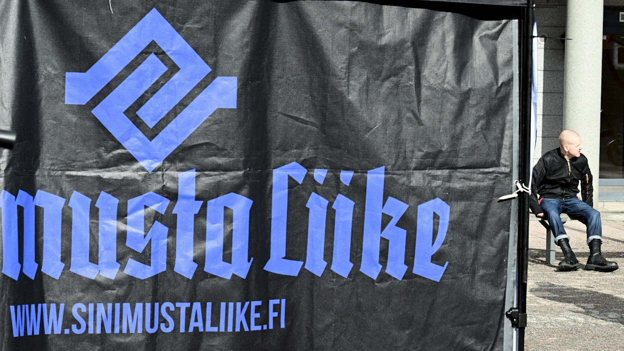 Sinimusta liike merkittiin puoluerekisteriin kesäkuussa 2022. LEHTIKUVA / Jussi Nukari.