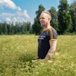 Porilainen Jarkko Juhola on viljellyt kuminaa jo 16 vuotta. Toisen kesän korkea kasvusto ei painu lakoon kovallakaan sateella.