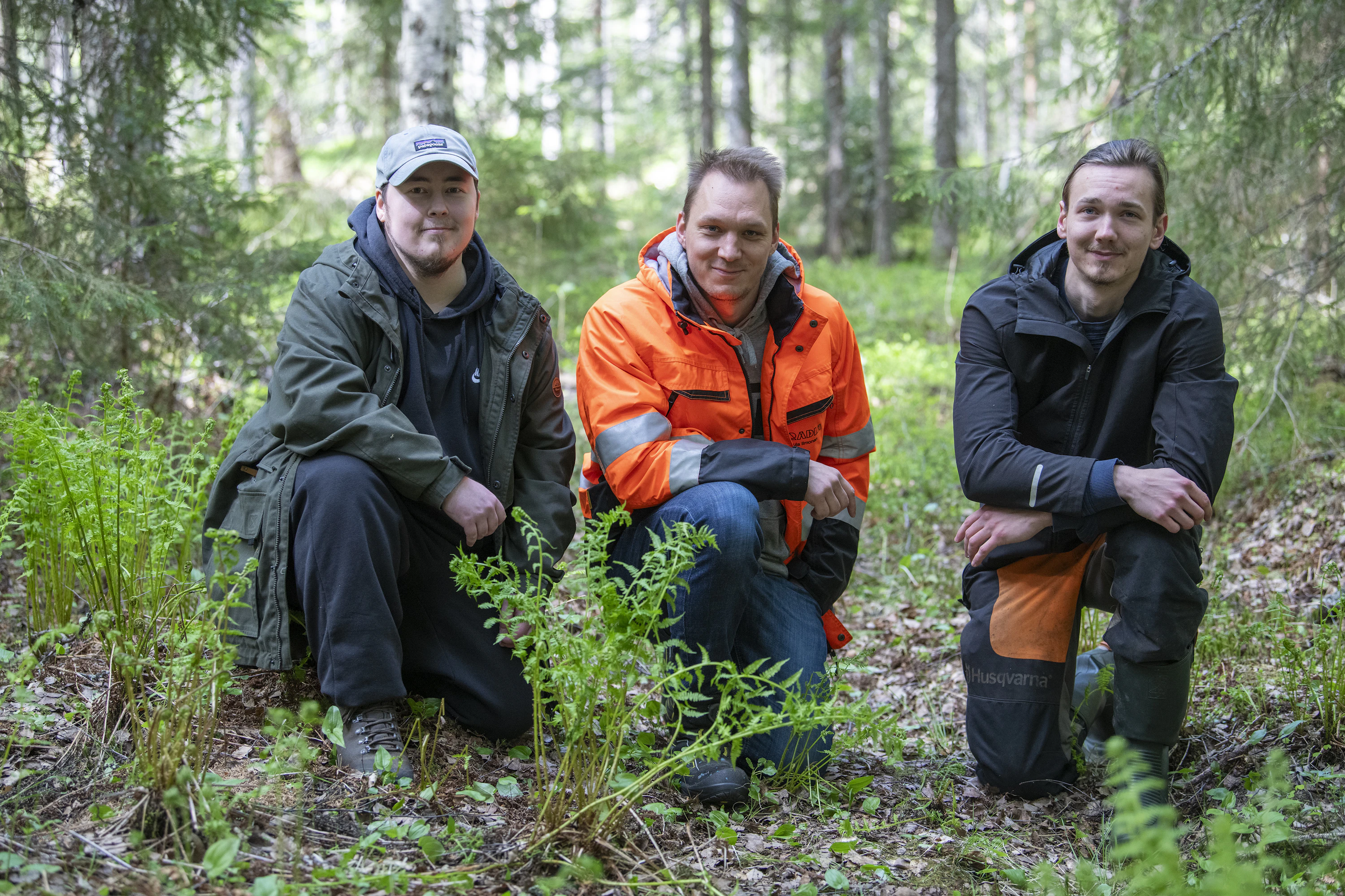 Viima Pietiläisen (vas.), Oula Ilmosen ja Veeti Rautasen mielestä maasto-opetus on tärkeää luonnonhoidossa. Jotkut kasvit on helpompi tunnistaa maastossa kuin kuvista, he sanovat.